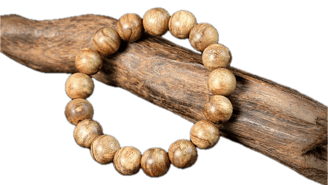 Vòng tay trầm hương trên gỗ trầm